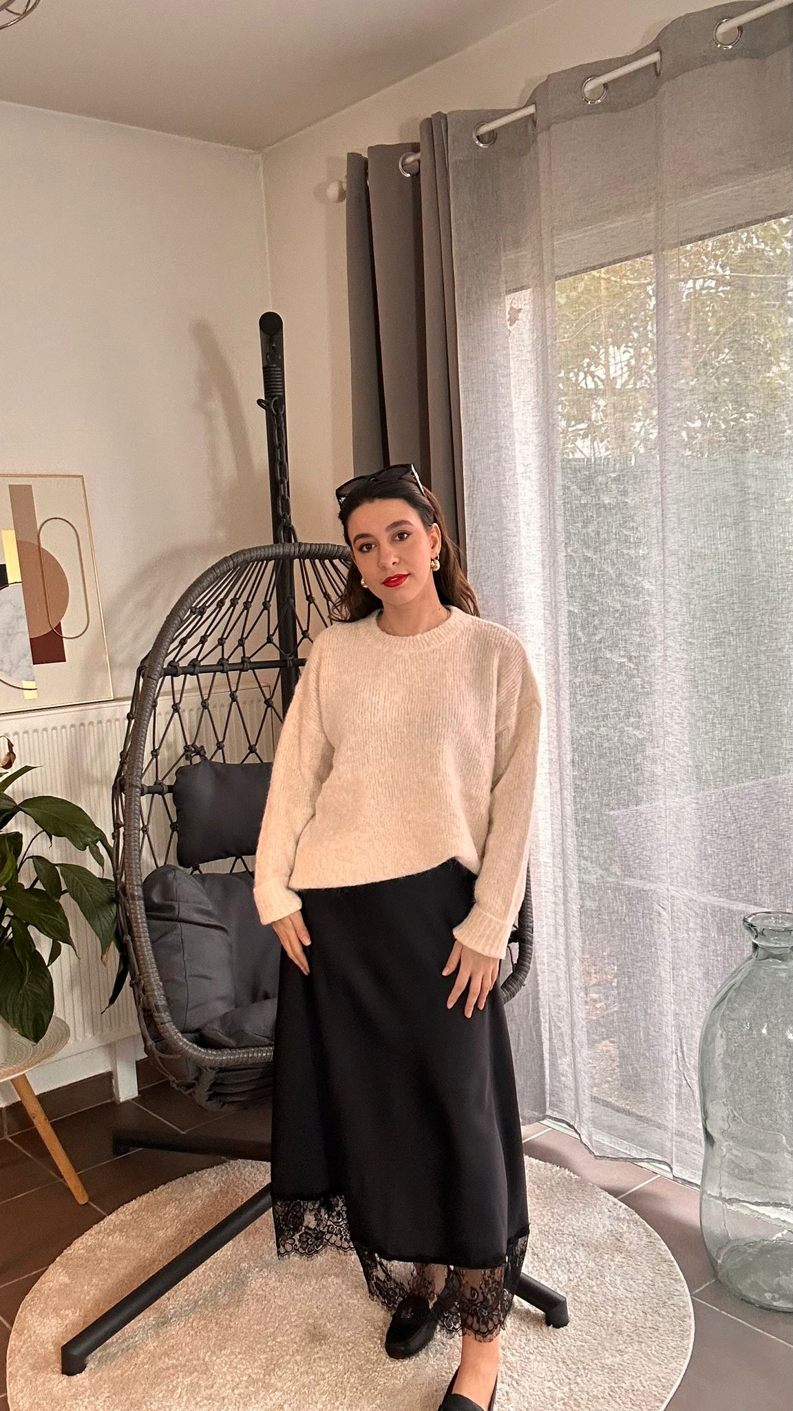 Jupe satinée avec bas dentelle