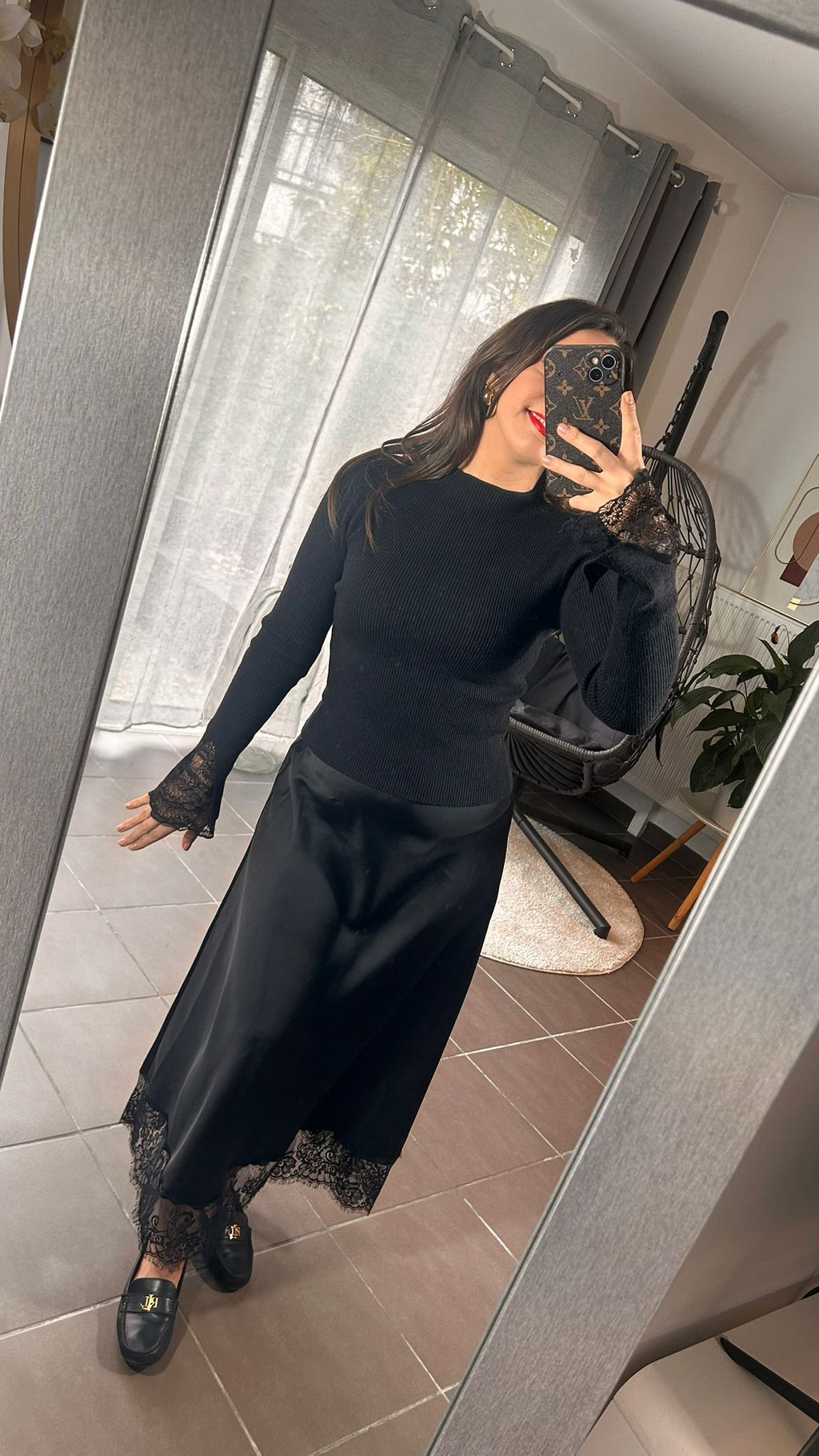 Jupe satinée avec bas dentelle