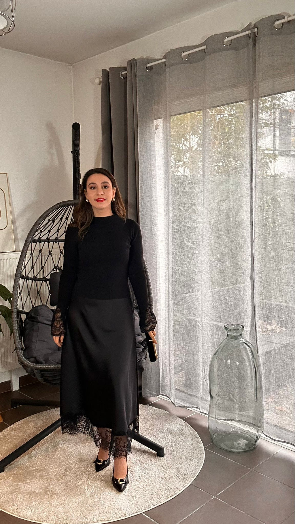 Jupe satinée avec bas dentelle